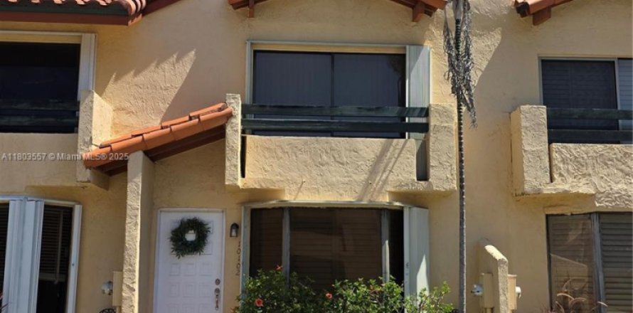 Townhouse in Miami, Florida 2 bedrooms, 107.02 sq.m. № 1689269