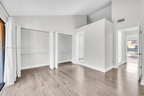 Townhouse in Miami, Florida 2 bedrooms, 107.02 sq.m. № 1689269 - photo 30