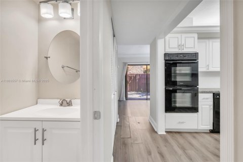 Townhouse in Miami, Florida 2 bedrooms, 107.02 sq.m. № 1689269 - photo 10