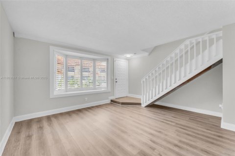 Townhouse in Miami, Florida 2 bedrooms, 107.02 sq.m. № 1689269 - photo 7