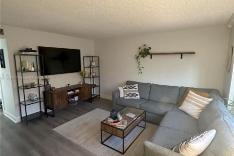 Townhouse in Miami, Florida 2 bedrooms, 107.02 sq.m. № 1689269 - photo 6