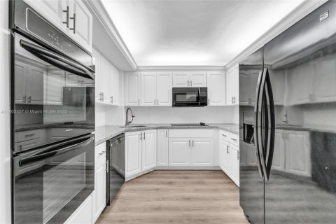 Townhouse in Miami, Florida 2 bedrooms, 107.02 sq.m. № 1689269 - photo 16