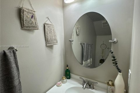 Townhouse in Miami, Florida 2 bedrooms, 107.02 sq.m. № 1689269 - photo 12