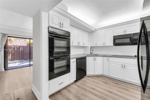 Townhouse in Miami, Florida 2 bedrooms, 107.02 sq.m. № 1689269 - photo 14