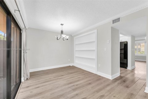 Townhouse in Miami, Florida 2 bedrooms, 107.02 sq.m. № 1689269 - photo 19