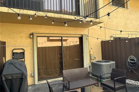 Townhouse in Miami, Florida 2 bedrooms, 107.02 sq.m. № 1689269 - photo 26