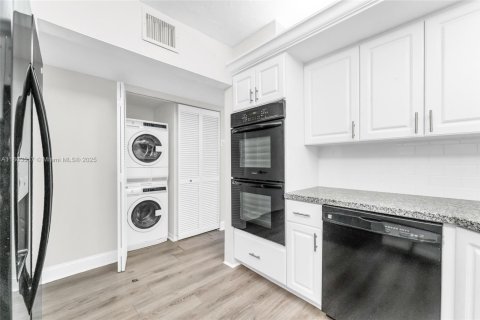 Townhouse in Miami, Florida 2 bedrooms, 107.02 sq.m. № 1689269 - photo 17