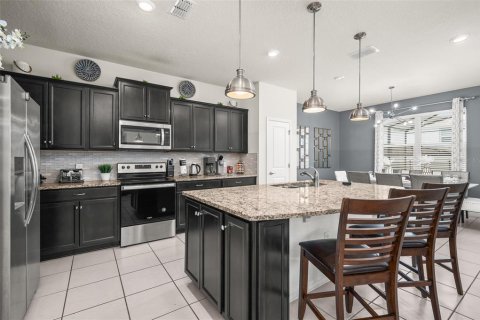 House in Davenport, Florida 5 bedrooms, 232.63 sq.m. № 2221375 - photo 6
