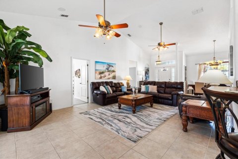 House in Leesburg, Florida 3 bedrooms, 185.25 sq.m. № 2231441 - photo 4