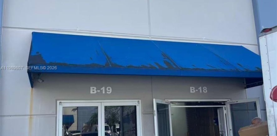 Immobilier commercial à Miami Gardens, Floride № 2051815