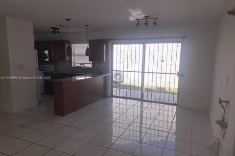 House in Miami, Florida 3 bedrooms, 96.25 sq.m. № 1730841 - photo 6