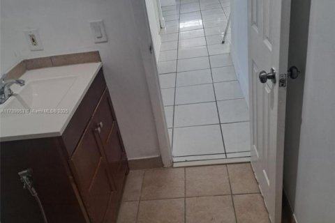 House in Miami, Florida 3 bedrooms, 96.25 sq.m. № 1730841 - photo 19