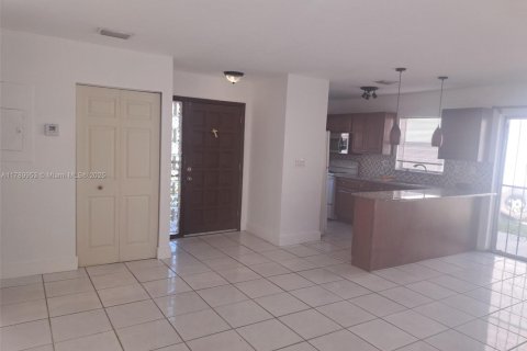 House in Miami, Florida 3 bedrooms, 96.25 sq.m. № 1730841 - photo 8
