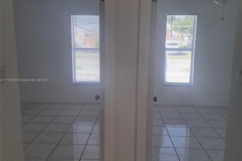 House in Miami, Florida 3 bedrooms, 96.25 sq.m. № 1730841 - photo 16
