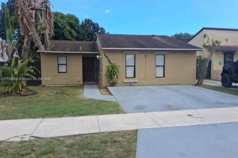 House in Miami, Florida 3 bedrooms, 96.25 sq.m. № 1730841 - photo 1