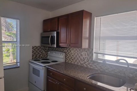 House in Miami, Florida 3 bedrooms, 96.25 sq.m. № 1730841 - photo 12