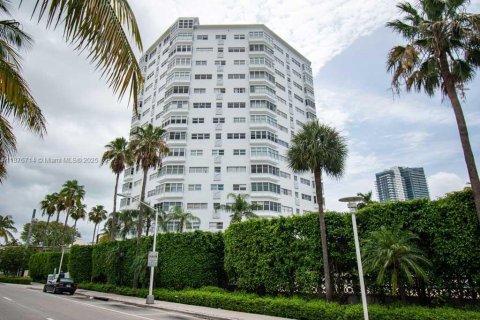 Copropriété à louer à Miami Beach, Floride: 2 chambres, 65.03 m2 № 1921597 - photo 1