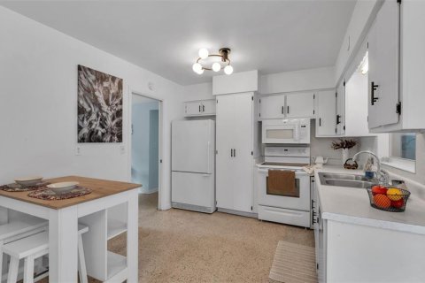 House in Lakeland, Florida 3 bedrooms, 129.97 sq.m. № 1910865 - photo 12