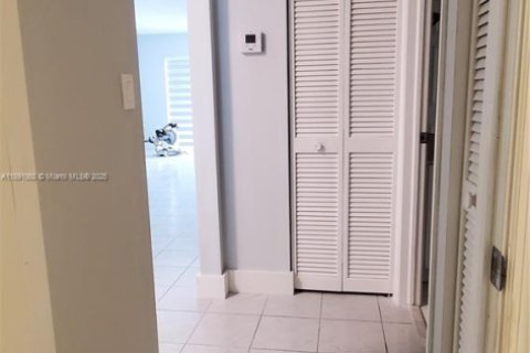 Condo in Miami, Florida, 2 bedrooms  № 1944514 - photo 9