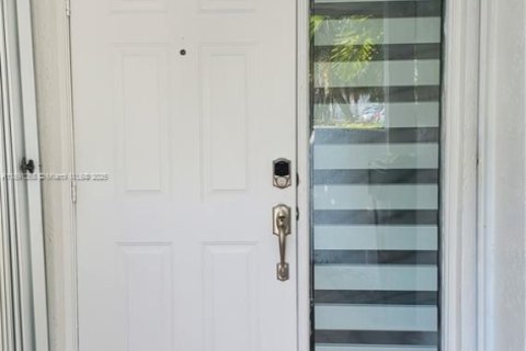 Condo in Miami, Florida, 2 bedrooms  № 1944514 - photo 3