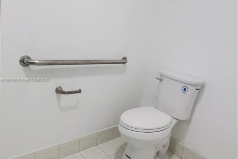 Condo in Miami, Florida, 2 bedrooms  № 1944514 - photo 11