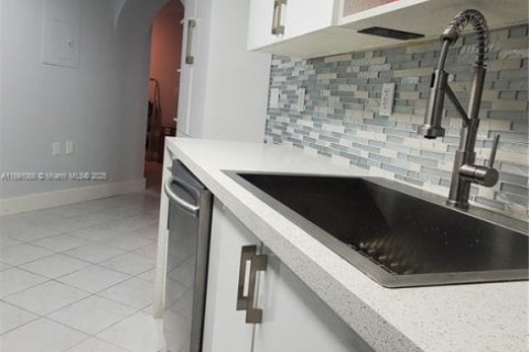 Condo in Miami, Florida, 2 bedrooms  № 1944514 - photo 21