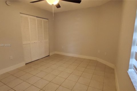 Condo in Miami, Florida, 2 bedrooms  № 1944514 - photo 8