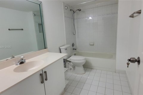 Condo in Miami, Florida, 2 bedrooms  № 1944514 - photo 5