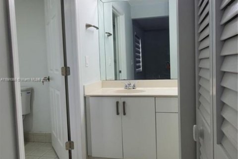 Condo in Miami, Florida, 2 bedrooms  № 1944514 - photo 15