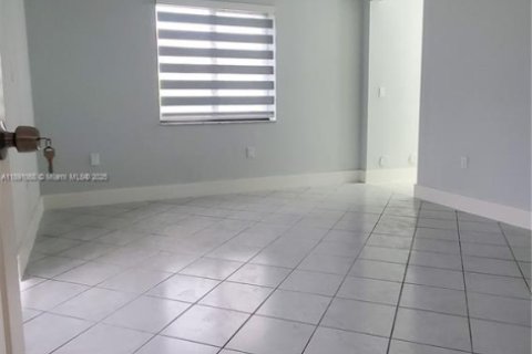 Condo in Miami, Florida, 2 bedrooms  № 1944514 - photo 18