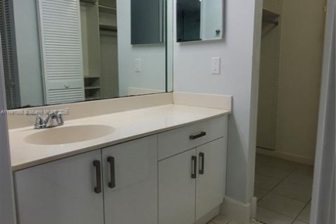 Condo in Miami, Florida, 2 bedrooms  № 1944514 - photo 13