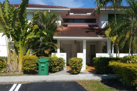 Condo in Miami, Florida, 2 bedrooms  № 1944514 - photo 1