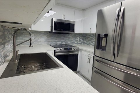 Condo in Miami, Florida, 2 bedrooms  № 1944514 - photo 20
