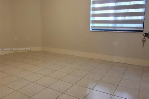 Condo in Miami, Florida, 2 bedrooms  № 1944514 - photo 6