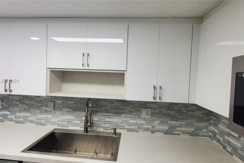 Condo in Miami, Florida, 2 bedrooms  № 1944514 - photo 22