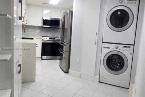 Condo in Miami, Florida, 2 bedrooms  № 1944514 - photo 19