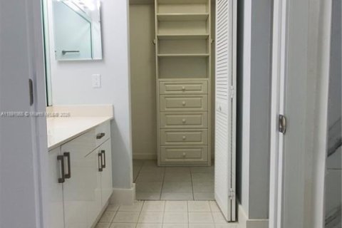 Condo in Miami, Florida, 2 bedrooms  № 1944514 - photo 12