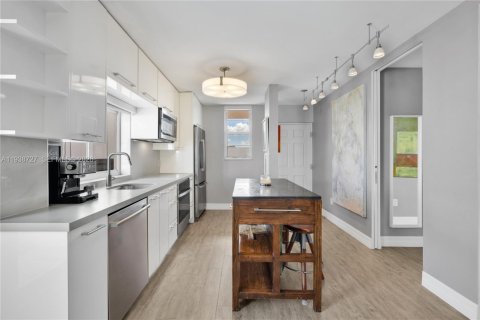 Condo in Miami, Florida, 4 bedrooms  № 1997926 - photo 29