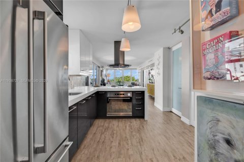 Condo in Miami, Florida, 4 bedrooms  № 1997926 - photo 24