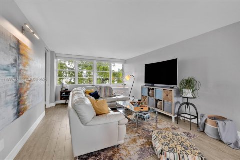 Condo in Miami, Florida, 4 bedrooms  № 1997926 - photo 5