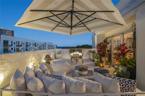 Condo in Miami, Florida, 4 bedrooms  № 1997926 - photo 17