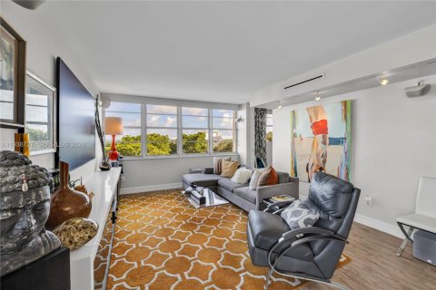 Condo in Miami, Florida, 4 bedrooms  № 1997926 - photo 13