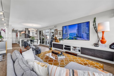 Condo in Miami, Florida, 4 bedrooms  № 1997926 - photo 12