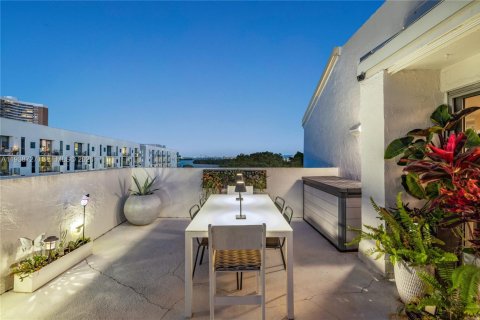 Condo in Miami, Florida, 4 bedrooms  № 1997926 - photo 9