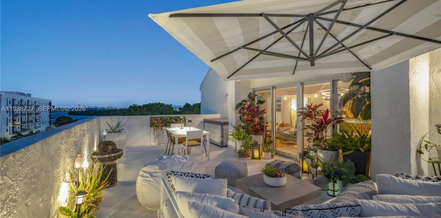 Condo in Miami, Florida, 4 bedrooms  № 1997926