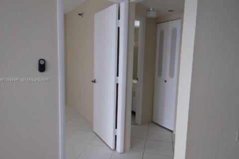 Copropriété à vendre à Pembroke Pines, Floride: 2 chambres, 102.19 m2 № 2009927 - photo 7