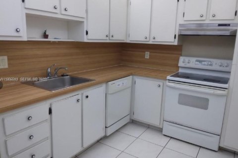 Copropriété à vendre à Pembroke Pines, Floride: 2 chambres, 102.19 m2 № 2009927 - photo 6