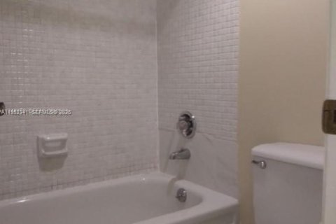 Copropriété à vendre à Pembroke Pines, Floride: 2 chambres, 102.19 m2 № 2009927 - photo 13