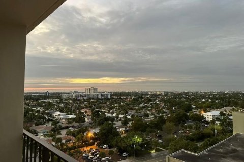 Condominio en alquiler en Lauderdale-by-the-Sea, Florida, 1 dormitorio, 82.68 m2 № 1162989 - foto 1