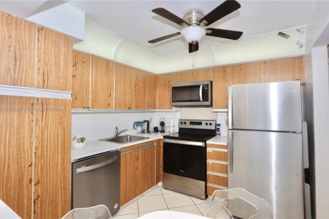 Condo in Hollywood, Florida, 1 bedroom  № 2060233 - photo 12